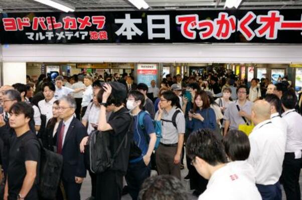 　開業した複合商業施設「Ｙｏｄｏｂａｓｈｉ―Ｉｋｅｂｕｋｕｒｏ（ヨドバシ池袋）」に入る買い物客ら＝３０日午前、ＪＲ池袋駅東口