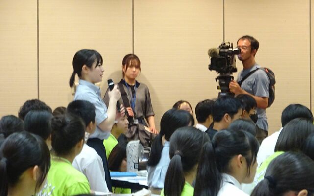 被爆体験者の話を聞き、質問する神山さん