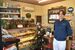 ３代目の芝野さんと店内