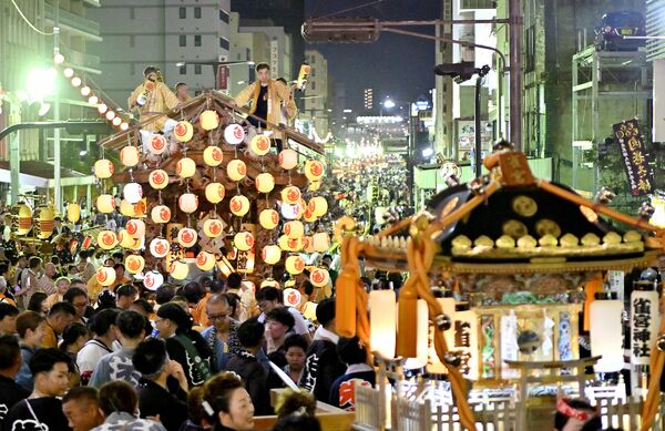 山車やみこしが大通りを渡御し、大勢の人でにぎわった「ふるさと宮まつり」＝２日午後７時25分、宇都宮市馬場通り３丁目