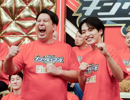 初めての決勝進出となった「レインボー」のジャンボたかお(左)と池田直人=東京都港区