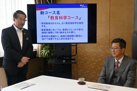 　鳥取大の教員免許取得コースの名称変更について報告を受ける鳥取県の平井伸治知事（左）＝５月、鳥取県庁