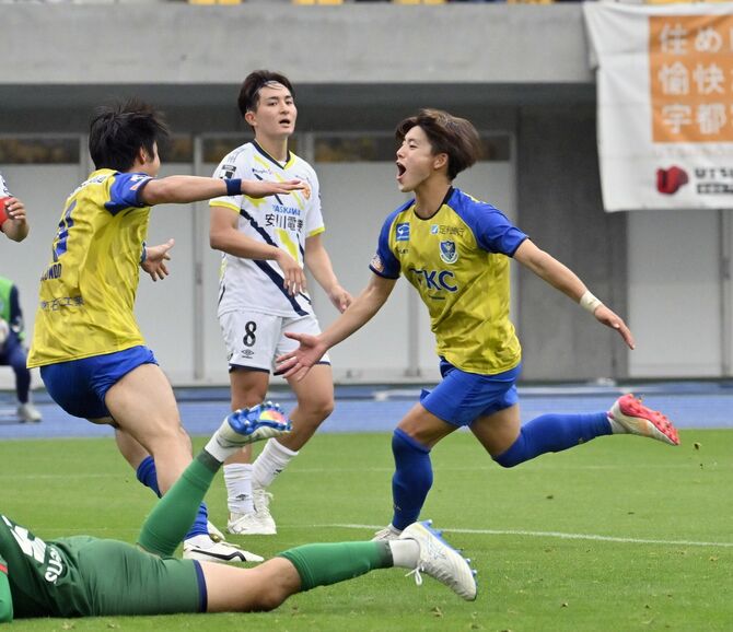 延長前半７分、栃木ＳＣのＭＦ永井が勝ち越しゴールを決めて駆け出す＝カンセキスタジアムとちぎ、広瀬華撮影