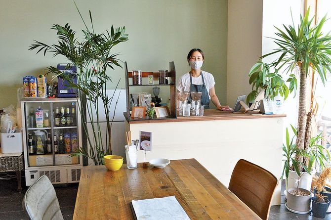 南国をイメージした店内。大木美架子店長が作るアジアンスイーツとコーヒーをぜひ