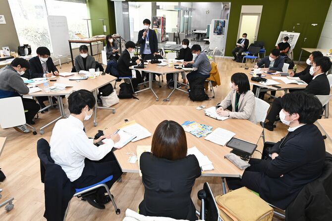 河北新報社で行われた全体討議。参加者は被災地の取材経験を振り返り、災害報道に役立てる決意を発表した=仙台市(河北新報社提供)