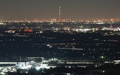 夜空に伸びるスカイツリー　栃木・太平山からくっきり