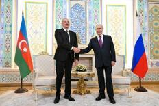 アゼル機、弾頭破片で損傷