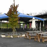 市貝の「道の駅サシバの里いちかい」　イベント用テント、プレハブ棟などで建築基準法満たさず