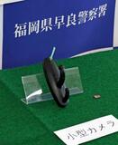 壁付けのハンガーフックにカメラ