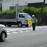 工事現場、警備員の誘導は分かりにくい？　「任意」で決まりなく　誘導だけに頼らない「安全義務」も
