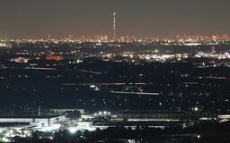 夜空に伸びるスカイツリー　栃木・太平山からくっきり