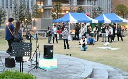 県庁前広場に 夜のにぎわい