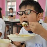 市貝で有機野菜給食、初提供　有機農業推進へ　児童ら夏野菜カレー味わう