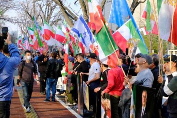 東京・霞が関の外務省前に集まった日本在住のイラン人ら=29日午後