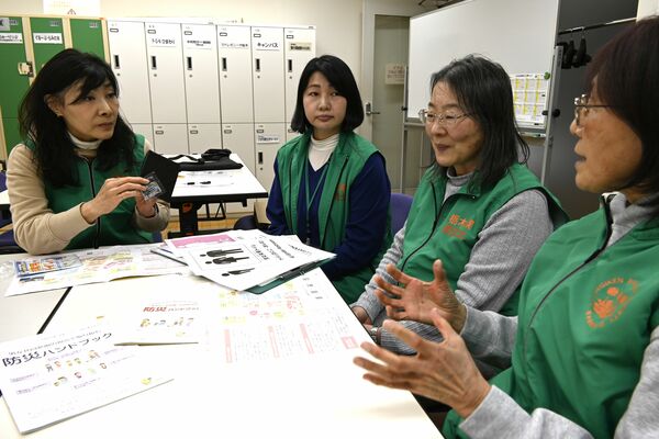 避難所ワークショップや地域の講座に向けて話し合う芳村さん(左から2人目)や中川さん(右端)ら防災士=5日午後、宇都宮市野沢町