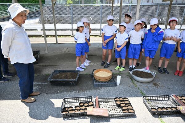 種をまき終えた児童たちに「うれしい」と語りかける町井さん