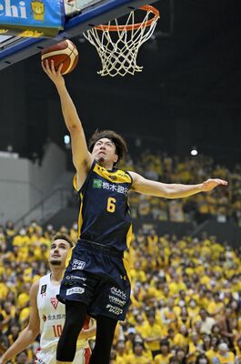 第１クオーター１分、ブレックスの比江島がシュートを決める＝日環アリーナ栃木、磯真奈美撮影