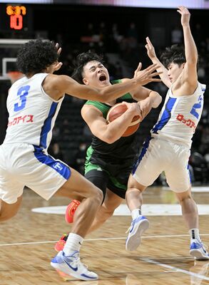 第２クオーター４分、白鴎大の佐藤（中央）が攻め込む＝群馬県太田市のオープンハウスアリーナ太田、磯真奈美撮影