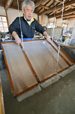 大詰めを迎えた卒業証書用の烏山和紙作り＝17日午前10時40分、那須烏山市小原沢