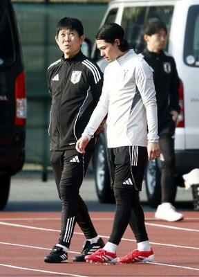 　３月、サウジアラビア戦に向けた練習で南野（右）と話す森保監督＝千葉市内