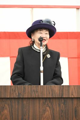 起工式後の直会であいさつする元谷社長＝27日午前、小山市