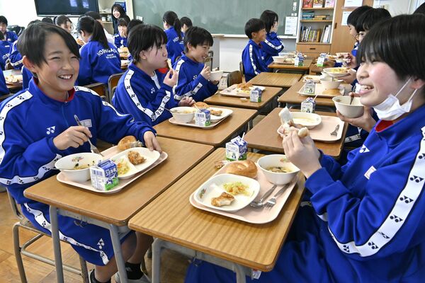 談笑しながら給食を頬張る生徒たち＝１月下旬、宇都宮市星が丘２丁目