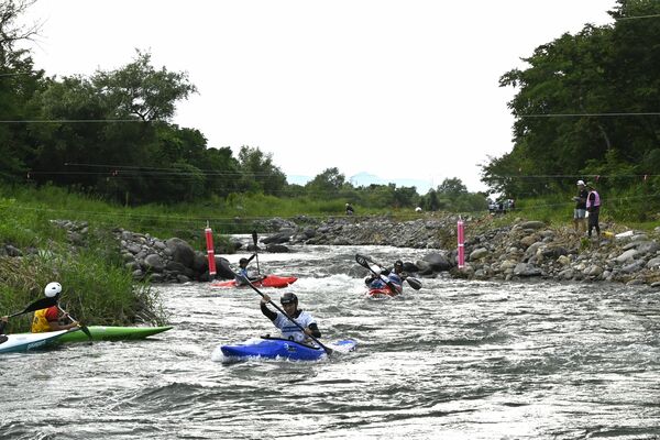 カヤッククロス男子決勝でゴールを目指す選手たち