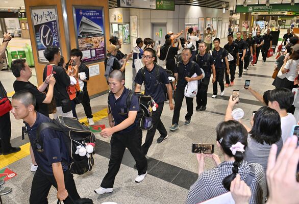 帰郷し、ねぎらいの拍手などを受ける石橋ナイン＝17日午後10時55分、ＪＲ宇都宮駅
