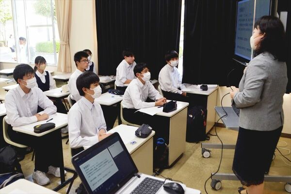 佐野日大短大で体験授業（講義）を受ける佐野南中の生徒たち