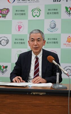 記者会見する川口局長=31日午前、県庁