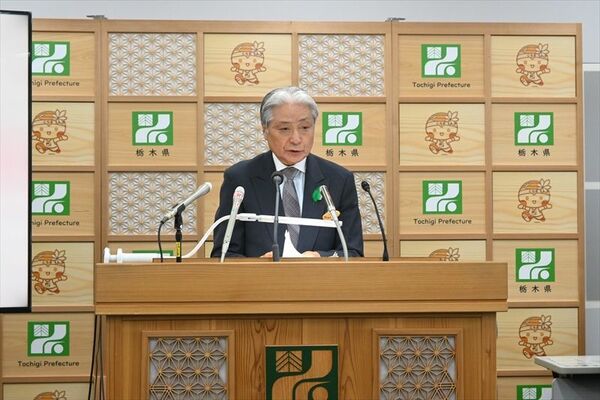 定例記者会見に臨む福田知事＝９日午後、県庁
