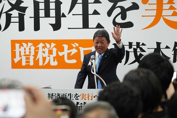 会場の「茂木コール」に手を振り応じる茂木氏＝12日午前、東京都港区