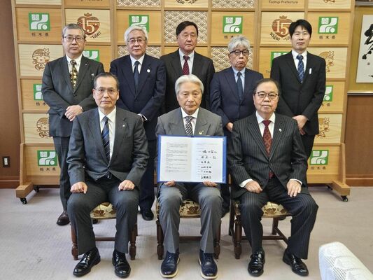 基本合意書を締結した福田知事（前列中央）と新木理事長（同左）ら＝26日午後、県庁