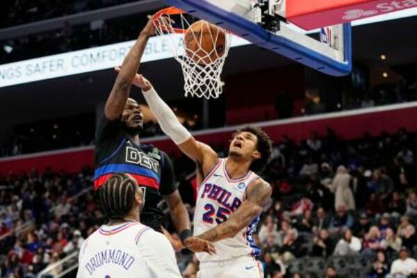 　セブンティシクサーズ戦でダンクシュートを決めるピストンズのグリーン（左）＝１４日、デトロイト（ＡＰ＝共同）