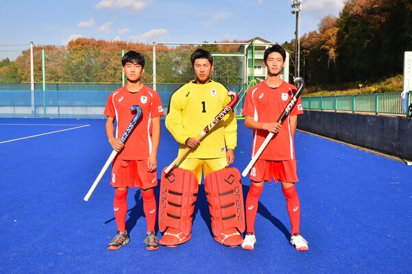 Ｕ１７日本代表に選出された今市高の（左から）原、小倉、篠原＝今市青少年スポーツセンター人工芝競技場