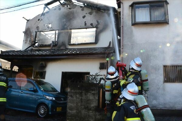 住宅を焼いた火災現場＝30日午後３時、宇都宮市雀の宮４丁目