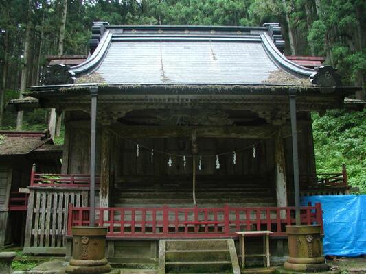 盗難被害以前の加蘇山神社拝殿（市教委文化課提供）＝２０１１年