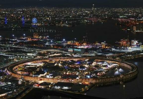 　大阪・関西万博会場の夜景＝１１日午後、大阪市此花区の夢洲