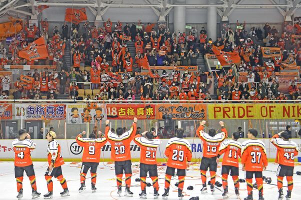 立ち上がって選手を祝福するバックスファンたち＝８日午後、日光霧降アイスアリーナ、杉浦崇仁撮影