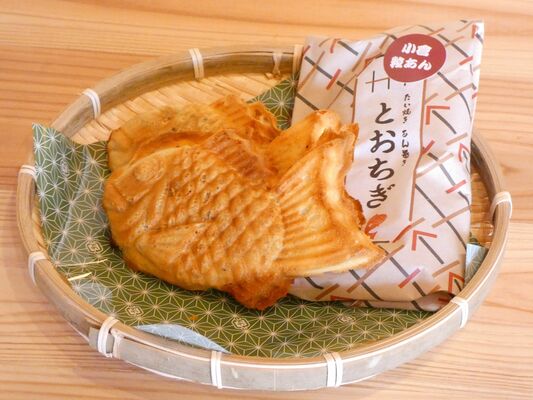 たっぷりの粒あんを薄皮で挟んだ「小倉粒あん」。一つ一つ包装して提供される
