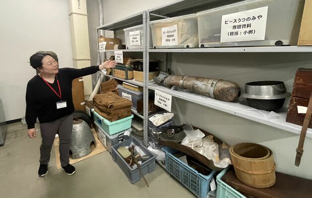 県立博物館が受け継いだピースうつのみやの資料＝25日午後、宇都宮市睦町