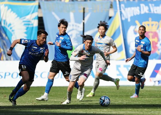 前半、ボール奪取を狙う栃木ＳＣのＦＷ高萩（中央）＝レゾナックドーム大分
