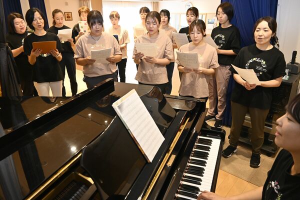 独自の園歌披露に向け、練習に励む職員