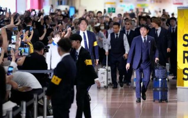 　サッカーＷ杯北中米３カ国大会を終え、帰国した森保監督（手前右）と日本代表の選手たち＝２日午後、羽田空港
