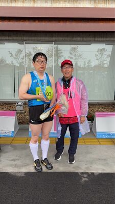 砲丸投げで大会新記録を樹立した市田敬一選手(左)