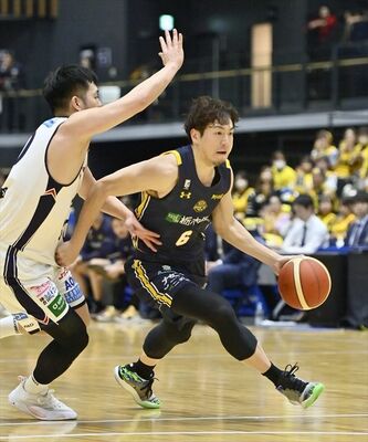 準決勝でも活躍が期待されるブレックスのエース比江島（右）＝１月の横浜ＢＣ戦より