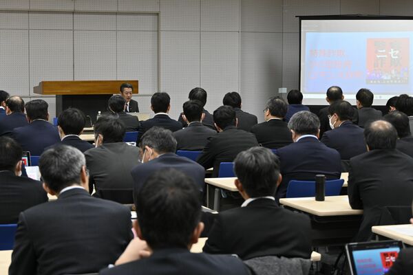 県警の担当者が特殊詐欺の手口などを説明した研修＝20日午前、宇都宮市