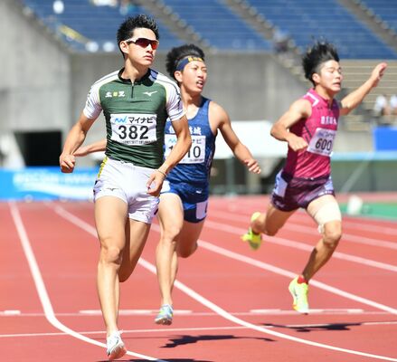 陸上男子２００メートル決勝　若菜（佐野）がトップでゴールを駆け抜ける＝博多の森陸上競技場