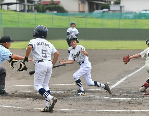 一回、旭町学童、１死二、三塁から荒川のスクイズで二走・中島（中央）もホームイン＝県営Ａ