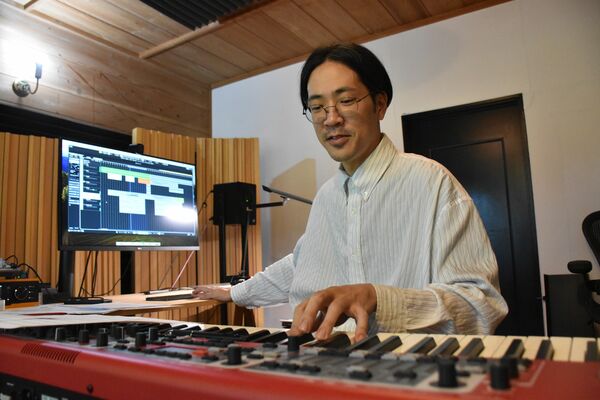 作曲作業を行う石田さん
